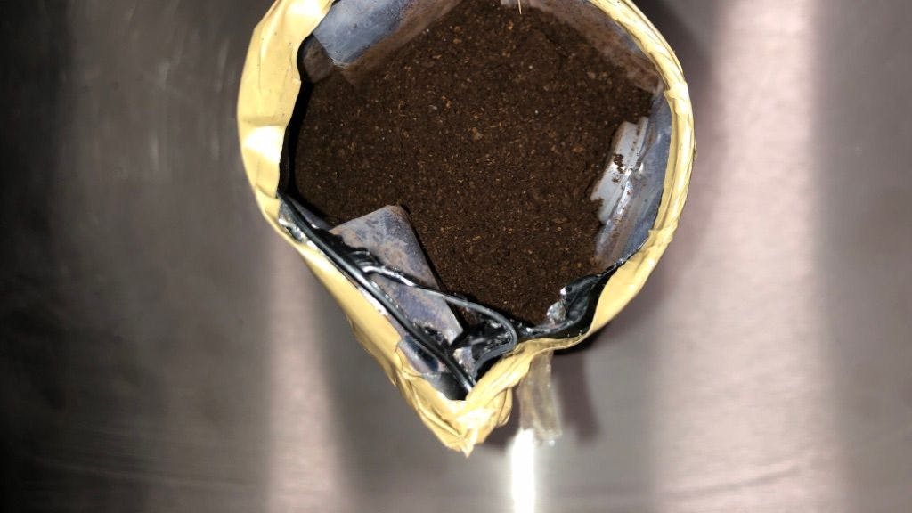 Schwarz gefärbtes Kokain in einer Kaffeeverpackung.&nbsp;Anfang Februar 2022 hat der Zoll am Flughafen Köln/Bonn die Drogen sichergestellt.