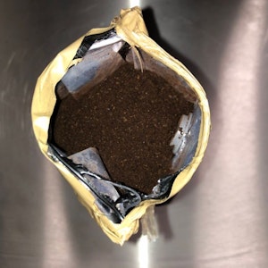 Schwarz gefärbtes Kokain in einer Kaffeeverpackung. Anfang Februar 2022 hat der Zoll am Flughafen Köln/Bonn die Drogen sichergestellt.