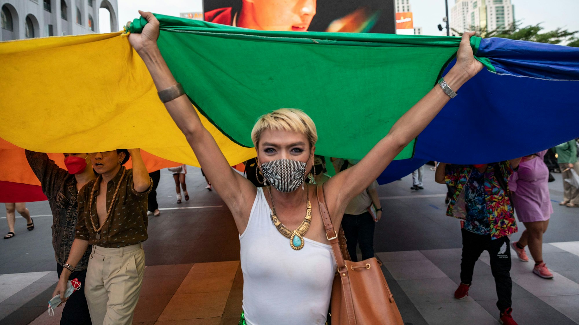 Tata, eine prominente LGBTQ-Aktivistin, protestiert mit der Feminists Liberation Front vor dem Central World am Valentinstag inBangkok.