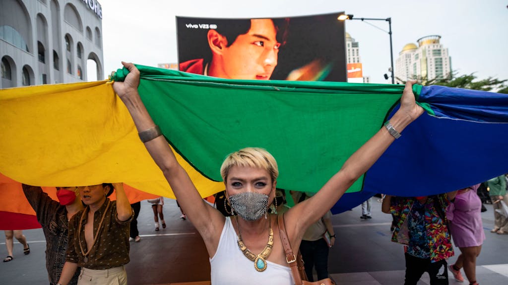 Tata, eine prominente LGBTQ-Aktivistin, protestiert mit der Feminists Liberation Front vor dem Central World am Valentinstag in&nbsp;Bangkok.