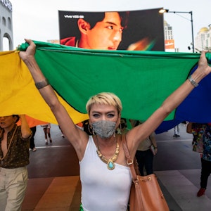 Tata, eine prominente LGBTQ-Aktivistin, protestiert mit der Feminists Liberation Front vor dem Central World am Valentinstag in Bangkok.