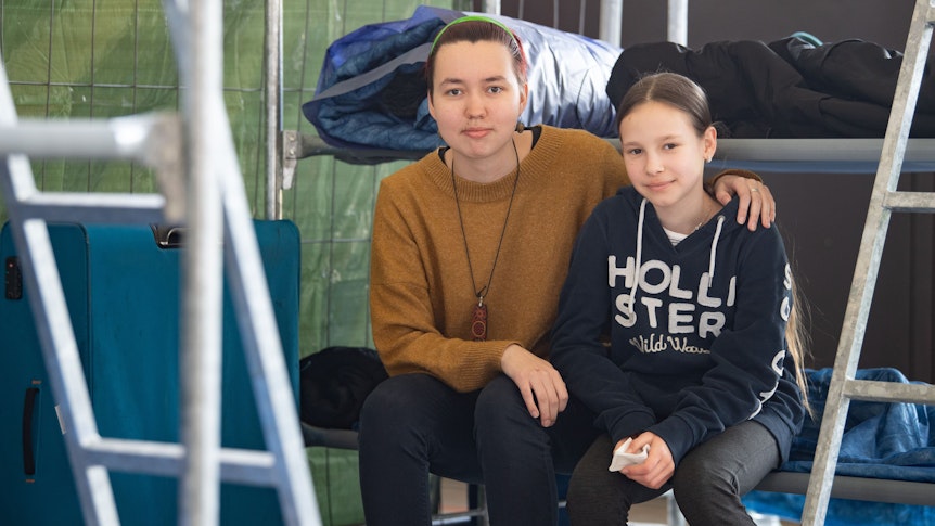 Die Ukrainerin Daria (l) und ihre Schwester Bohdana sitzen auf ihrem Feldbett.