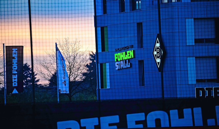 Der „Porsche Fohlenstall“ im Borussia-Park, in dem das Internat des Nachwuchsleistungszentrums von Borussia Mönchengladbach untergebracht ist. Das Foto stammt vom 24. November 2020.