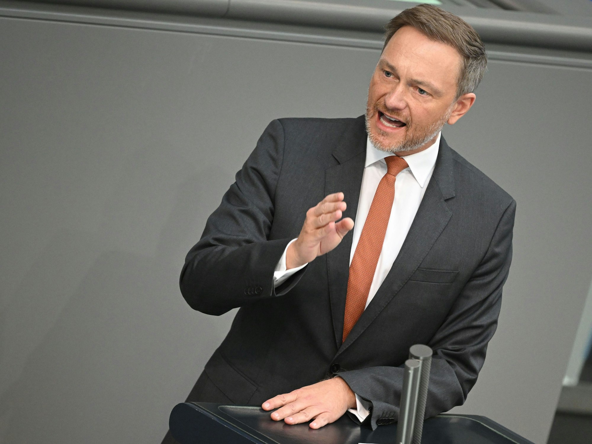 Christian Lindner (hier im Februar im Bundestag) verspricht baldige Entlastungen für die Bürger.