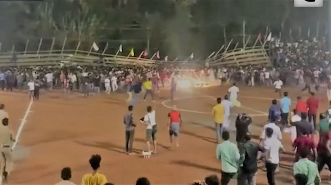 In Indien stürzt bei einem Amateurfußballspiel eine Fan-Tribüne ein und sorgt für über 200 Verletzte.