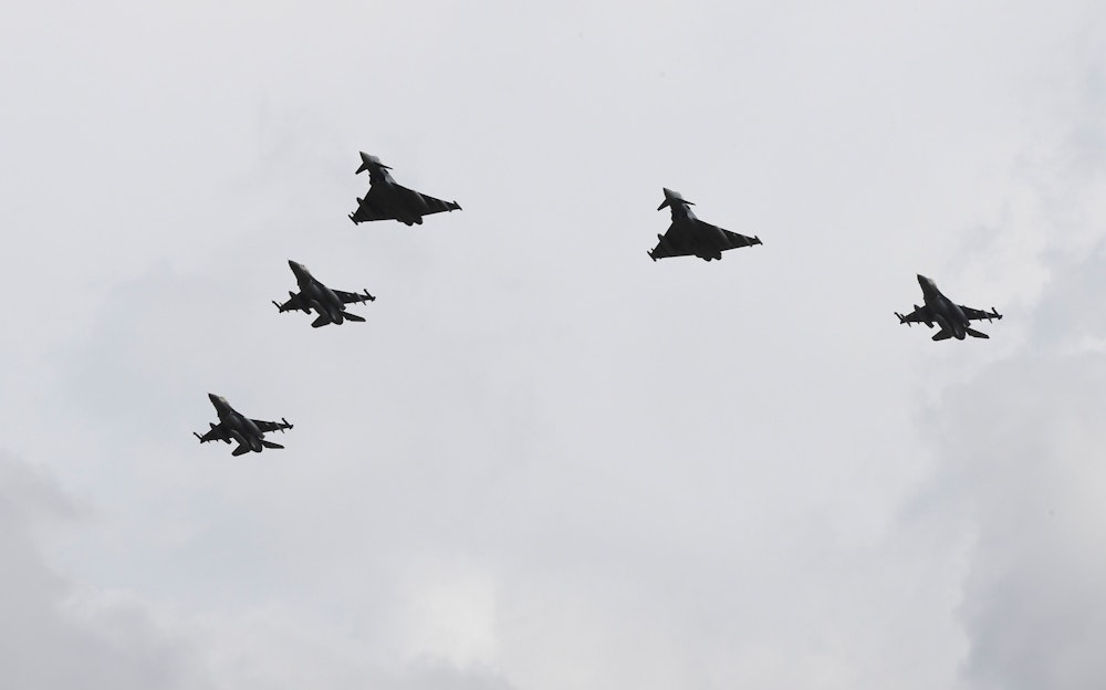 Zwei Eurofightern der Bundeswehr und drei F-16 Bomber im Landeanflug auf den Fliegerhorst Nörvenich.