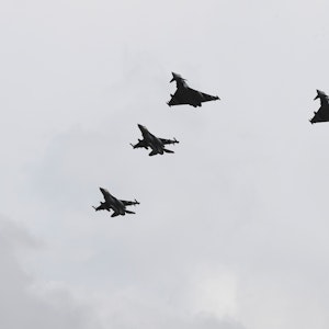 Zwei Eurofightern der Bundeswehr und drei F-16 Bomber im Landeanflug auf den Fliegerhorst Nörvenich.