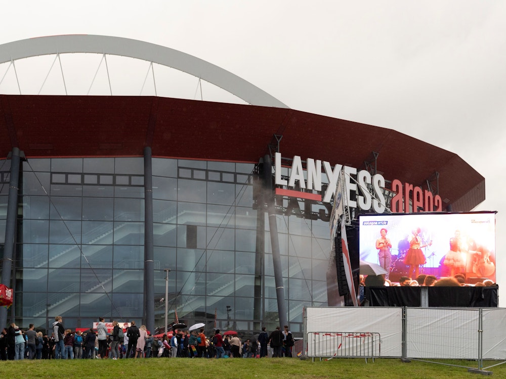 Die Lanxess Arena in Köln-Deutz von außen.