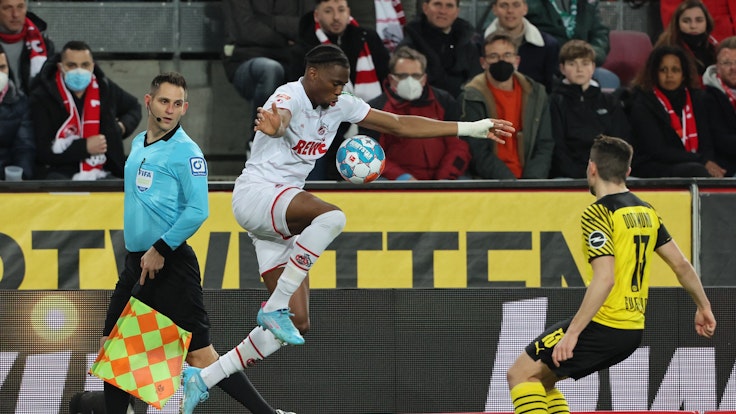 Kingsley Ehizibue spielt mit dem 1. FC Köln gegen Borussia Dortmund.