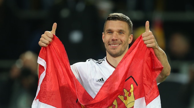Lukas Podolski spielt für Deutschland gegen England.