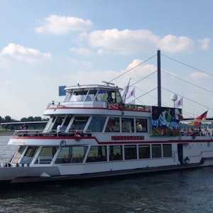 Ein Schiff fährt auf dem Rhein in Düsseldorf.