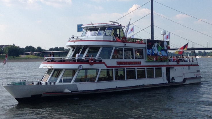 Die „MS Stadt Düsseldorf“ auf dem Rhein. Vor dem Düsseldorfer Landgericht wird am kommenden Dienstag (29. März 2022) ein Rechtsstreit um das Schiff verhandelt.