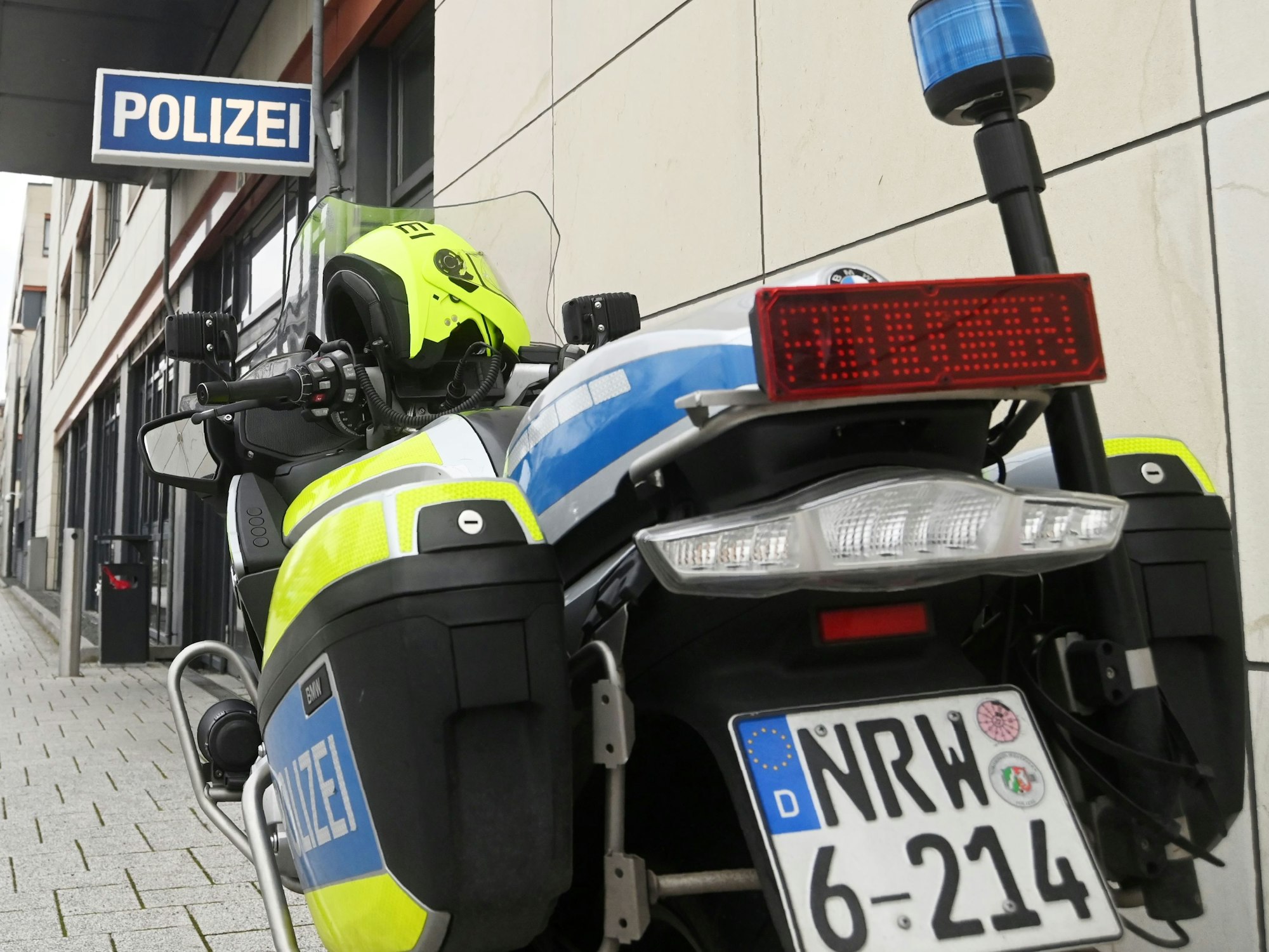 Die Polizei sucht Zeugen nach einem Rucksack-Raub in Köln-Deutz. Das Symbolfoto zeigt ein Polizeimotorrad am 24. Januar 2022 vor der Wache Kalk auf dem Walter-Pauli-Ring.