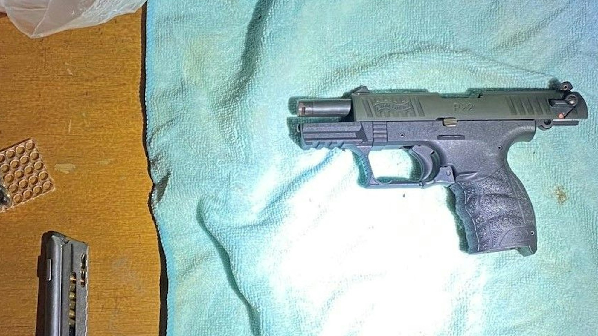 Eine Pistole liegt auf einem Handtuch.