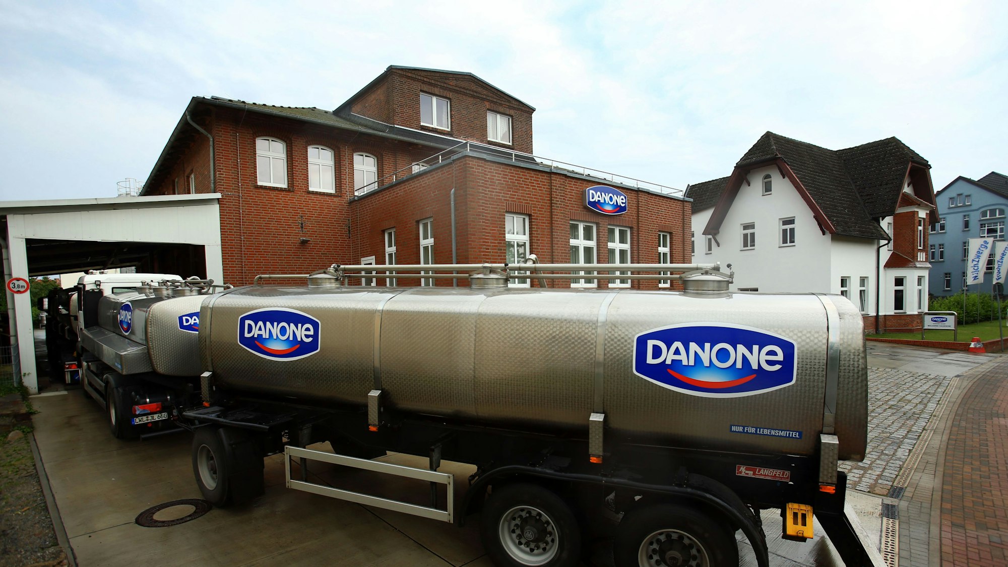 Danone droht in Spanien ein Produktionsstillstand. Grund sind Proteste von Lastwagenfahrern. Ein Milchlaster steht auf unserem Archivbild am 11.06.2014 vor einer Molkerei des französischen Konzerns Danone in Hagenow (Mecklenburg-Vorpommern).