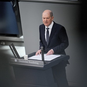 Bundeskanzler Olaf Scholz (SPD), spricht in der Generaldebatte im Plenum im Bundestag. In der Haushaltswoche wird das Haushaltsgesetz 2022, und der Finanzplan des Bundes 2021 - 2025 in der ersten Lesung debattiert.