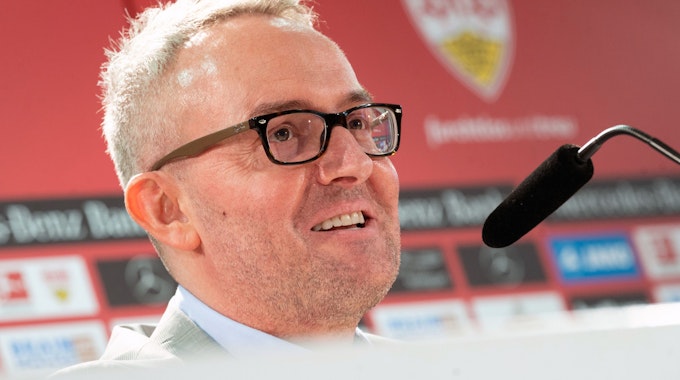 Alexander Wehrle spricht auf seiner ersten Pressekonferenz als Vorstandsvorsitzender des VfB Stuttgart.