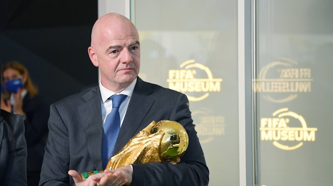FIFA-Präsident Gianni Infantino steht im Fußball-Museum Zürich