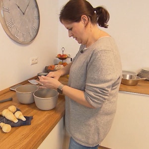 Die Das perfekte Dinner-Kandidatin Anne aus Mönchengladbach steht in ihrer Küche. (TV-Ausstrahlung bei VOX: 23. März 2022)
