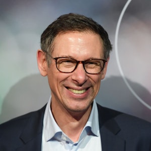Steffen Simon, ARD-Sportjournalist, lächelt beim Neujahrsempfang der Deutschen Fußball Liga (DFL).
