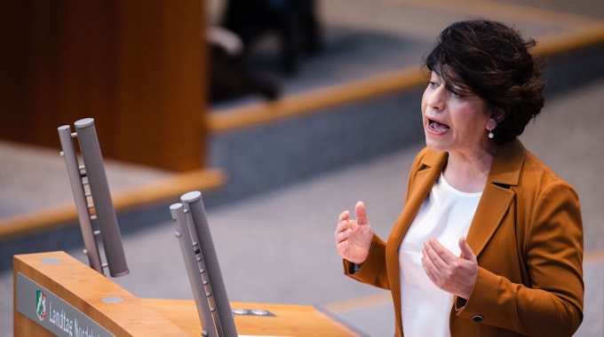 Berivan Aymaz (Bündnis 90 / Die Grünen) spricht am 23. März 2022 im NRW-Landtag.