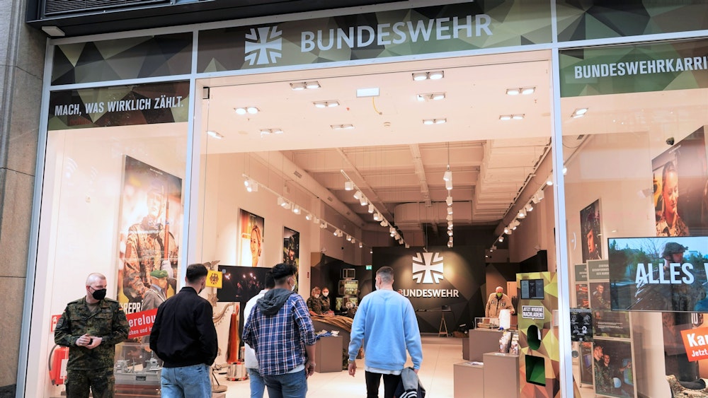 Eingang des Pop-Up-Stores der Bundeswehr in Oberhausen