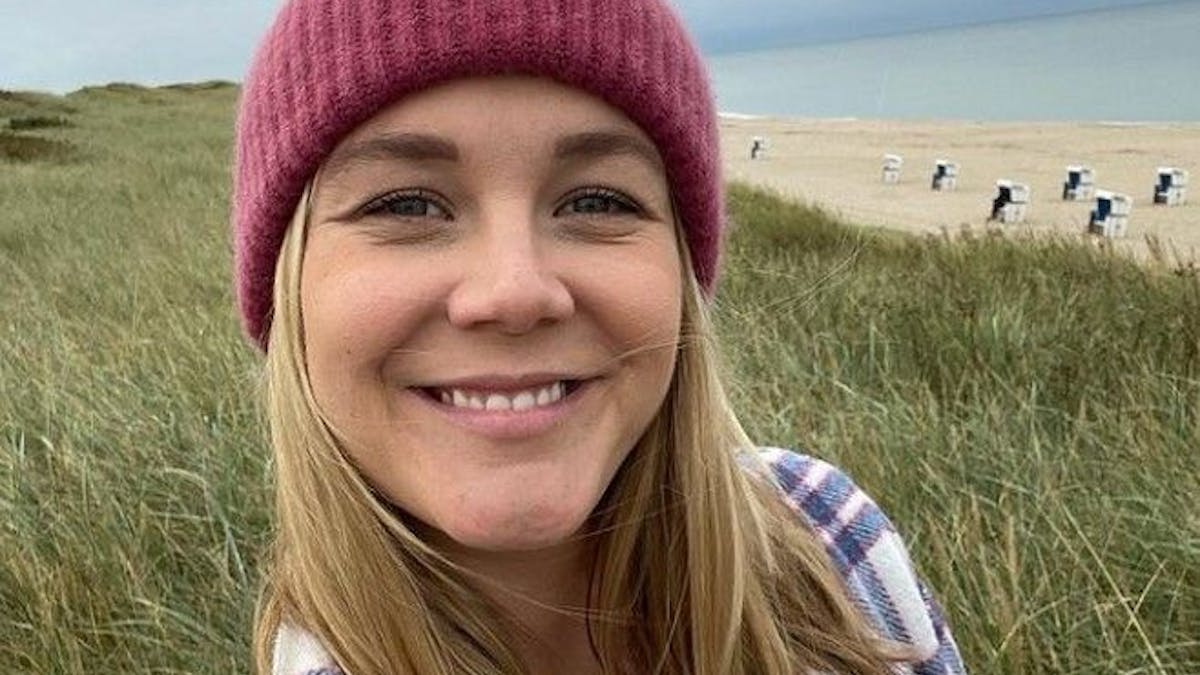 Alina Merkau, hier auf einem Instagram-Selfie im September 2021, steht am Strand.