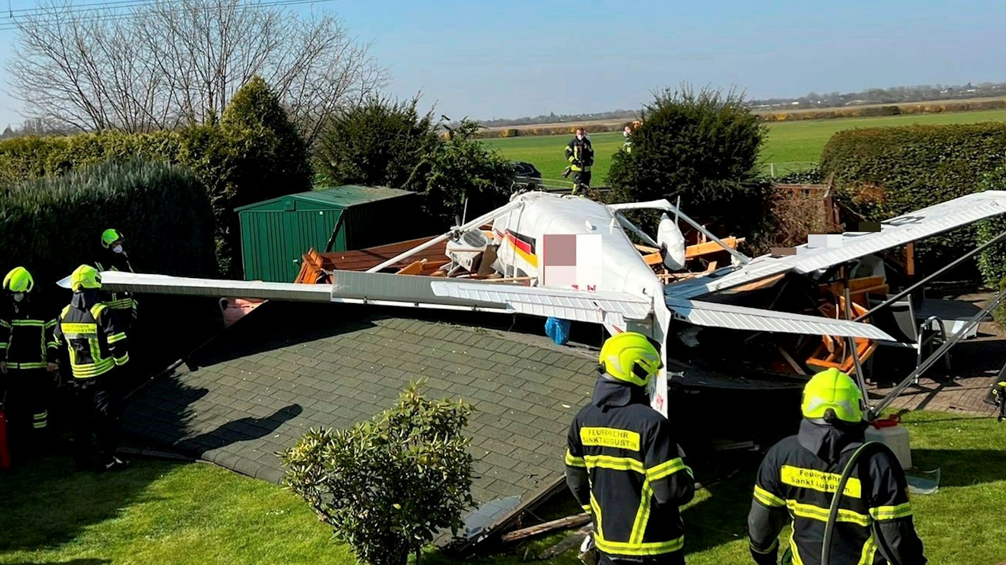 Am Mittwochmittag (23. März 2022) ist in Sankt Augustin-Hangelar eine Cessna in den Garten eines Wohnhauses gestürzt.