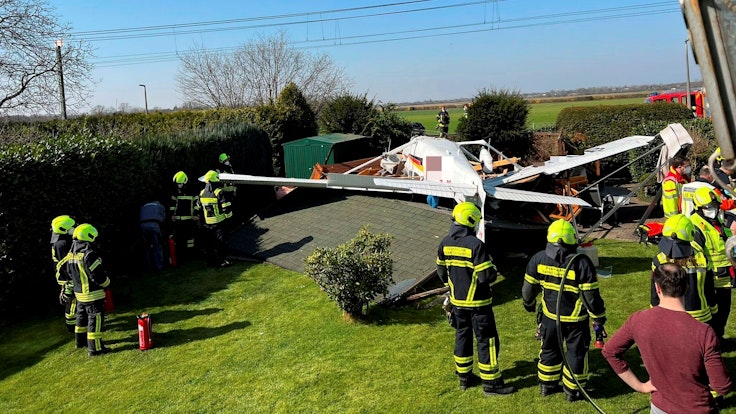 Am Mittwochmittag (23. März 2022) ist in Sankt Augustin-Hangelar eine Cessna in den Garten eines Wohnhauses gestürzt.