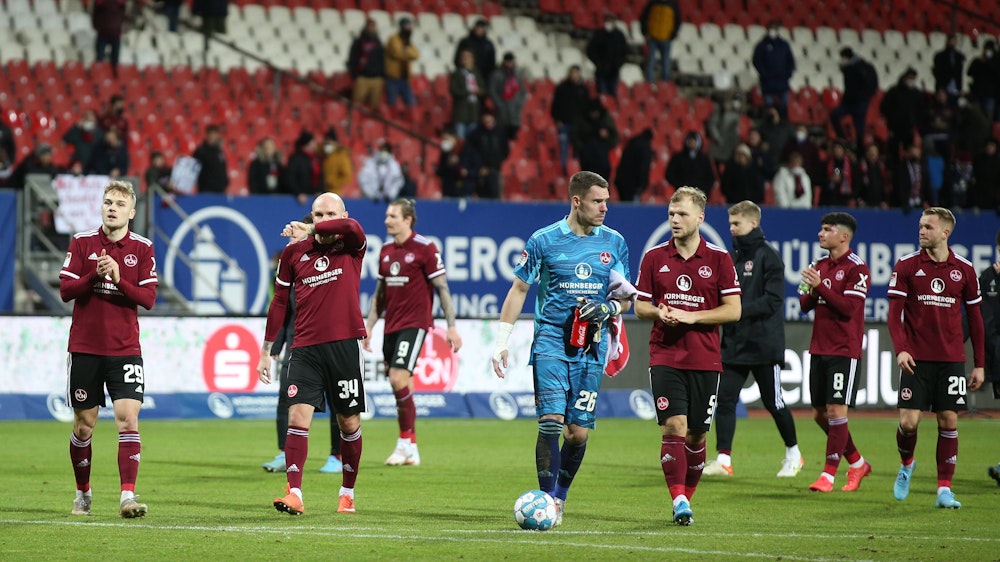 Konstantin Rausch und seine Kollegen vom 1. FC Nürnberg nach dem Spiel gegen den FC Ingolstadt.