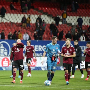 Konstantin Rausch und seine Kollegen vom 1. FC Nürnberg nach dem Spiel gegen den FC Ingolstadt.
