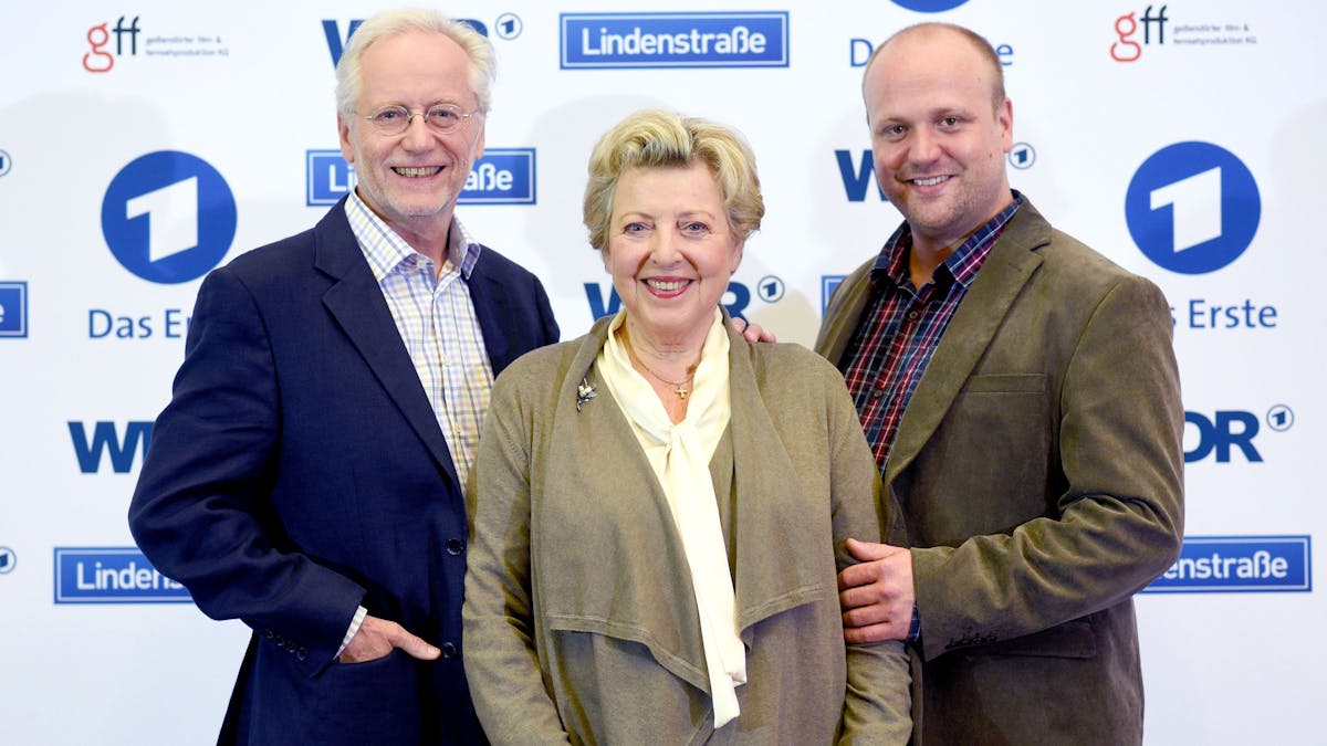 Die Schauspieler Joachim H. Luger (l), Marie-Luise Marjan (M) und Moritz A. Sachs bei einem Fototermin für die ARD. Jetzt verlässt „Mutter Beimer“ Köln und zieht nach Hamburg.