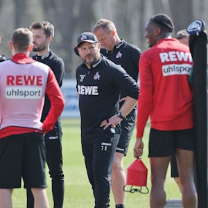 Steffen Baumgart spricht im FC-Training zur Mannschaft.