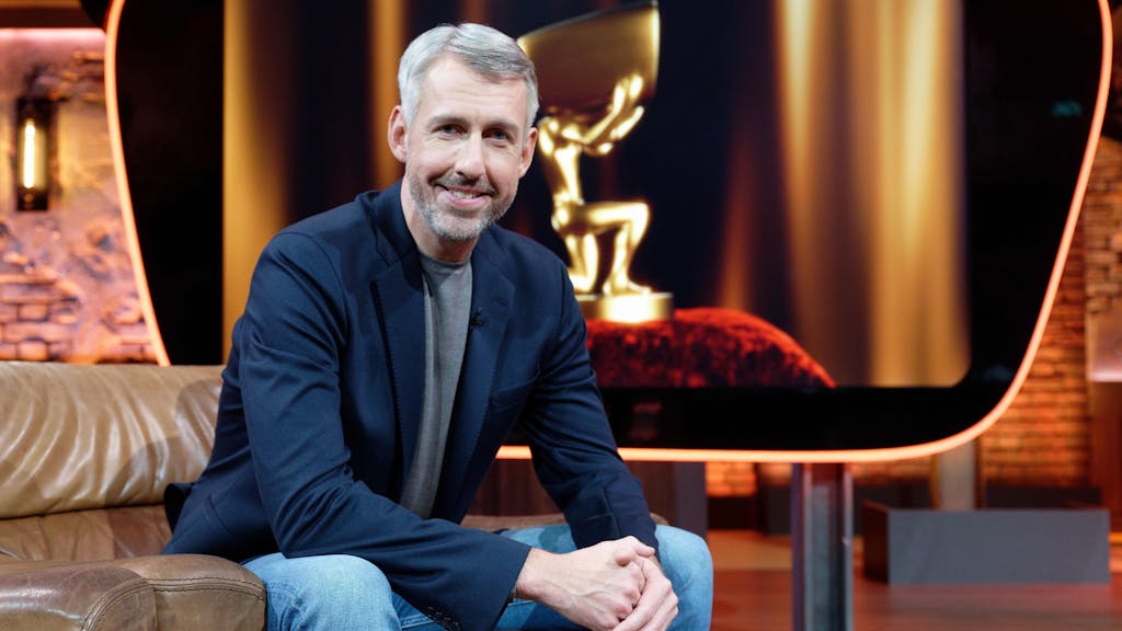 Der Entertainer Sebastian Pufpaff sitzt nach der Aufzeichnung der ersten Sendung der wieder aufgenommenen ProSieben-Comedyshow TV total im Studio.