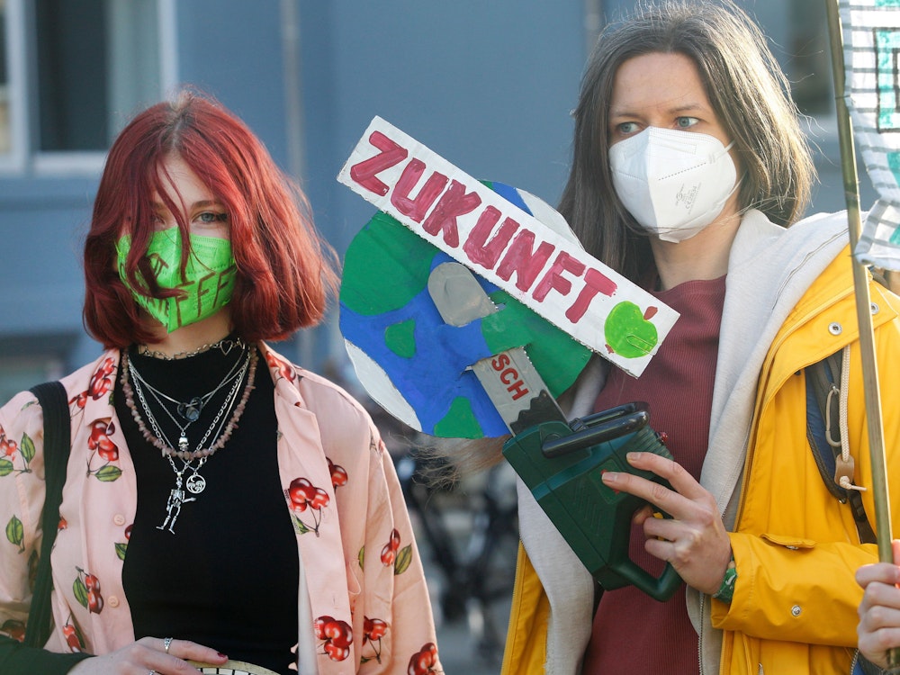 Fridays für Future: Viele junge Menschen gehen für den Klimaschutz auf ie Straße (hier zwei Demonstrantinnen im Februar 2022). Nun hat sich der Frankfurter Twitter-Account öffentlich mit den Grünen angelegt.