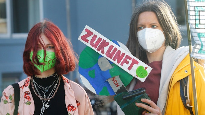 Fridays für Future: Viele junge Menschen gehen für den Klimaschutz auf ie Straße (hier zwei Demonstrantinnen im Februar 2022). Nun hat sich der Frankfurter Twitter-Account öffentlich mit den Grünen angelegt.