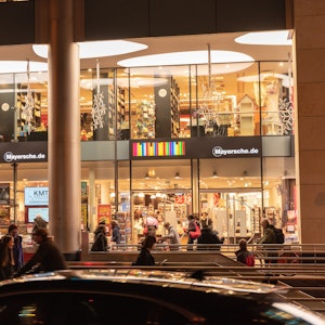 Die Mayersche Buchhandlung am Kölner Neumarkt hell erleuchtet in den Abendstunden.