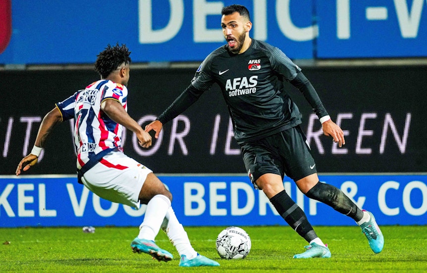 Stürmer Vangelis Pavlidis (r.) im Duell zwischen Willem II und AZ Alkmaar am 20. März 2022 in der niederländischen „Eredivisie“. Pavlidis hat den Ball am Fuß.