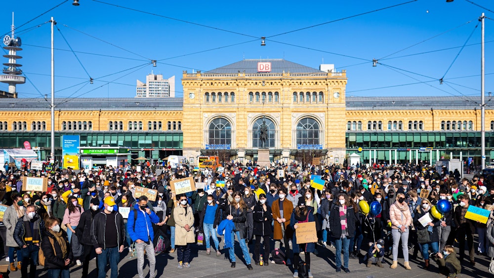 Zahlreiche Menschen nehmen vor dem Hauptbahnhof an einer Demonstration gegen den Angriff Russlands auf die Ukraine teil. Die Organisation Fridays for Future geht an diesem Donnerstag weltweit auf die Straße, um ihre Solidarität mit der Ukraine zu bekunden und um gegen den Angriff Russlands auf das Land zu protestieren.