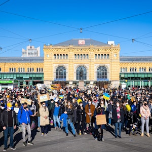 Zahlreiche Menschen nehmen vor dem Hauptbahnhof an einer Demonstration gegen den Angriff Russlands auf die Ukraine teil. Die Organisation Fridays for Future geht an diesem Donnerstag weltweit auf die Straße, um ihre Solidarität mit der Ukraine zu bekunden und um gegen den Angriff Russlands auf das Land zu protestieren.