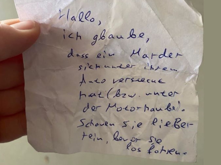 Diese Marder-Botschaft fand die Duisburgerin an ihrem Auto. Das Foto veröffentlichte sie in der Facebook-Gruppe Nett-Werk Duisburg.