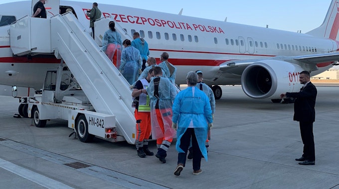 Unter anderem kamen die 37 schwerst- oder mehrfachbehinderten ukrainische Kinder am 23. März 2022 mit dieser Maschine in Köln an.