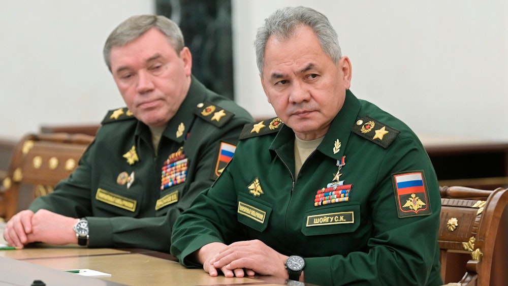 Russlands Verteidigungsminister Sergei Schoigu (r.) und Generalstabschef Waleri Gerassimow am 27. Februar 2022 im Kreml. Seit zwei Wochen treten sie nicht mehr öffentlich auf.