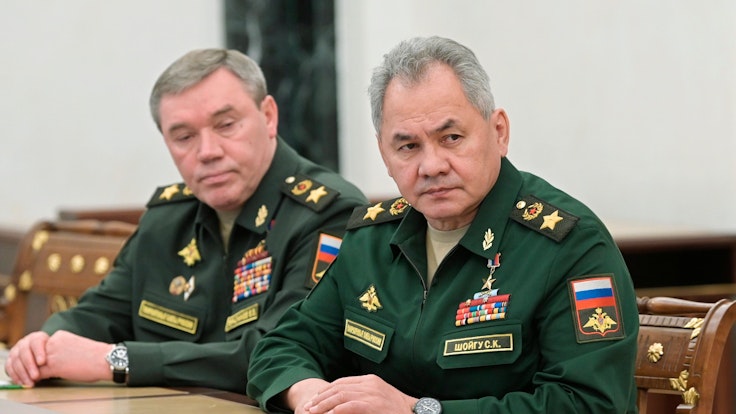 Russlands Verteidigungsminister Sergei Schoigu (r.) und Generalstabschef Waleri Gerassimow am 27. Februar 2022 im Kreml. Seit zwei Wochen treten sie nicht mehr öffentlich auf.