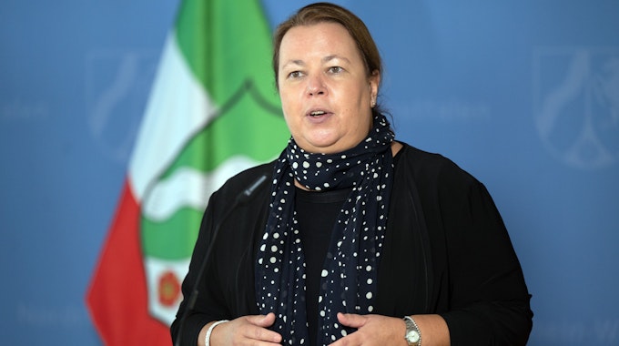 Ursula Heinen-Esser, nordrhein-westfälische Umweltministerin, spricht während einer Pressekonferenz am 13. September 2021.
