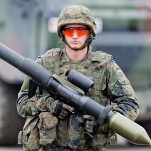 Ein Soldat hält auf dem Truppenübungsplatz Munster (Niedersachsen) im Rahmen der Informationslehrübung „Landoperationen 2016″ eine Panzerfaust 3 in der Hand. Deutschland liefert nun Waffen aus den Beständen der Bundeswehr an die Ukraine.