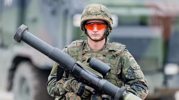 Ein Soldat hält auf dem Truppenübungsplatz Munster (Niedersachsen) im Rahmen der Informationslehrübung „Landoperationen 2016″ eine Panzerfaust 3 in der Hand. Deutschland liefert nun Waffen aus den Beständen der Bundeswehr an die Ukraine.