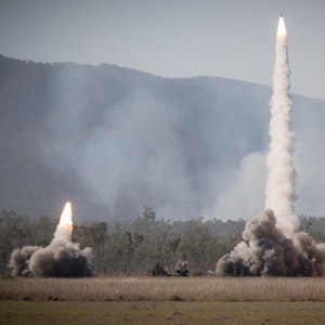 Fahrbare Artilleriesysteme der US-Army und des US-Marine Corps feuern Raketen, während der Militärübung „Talisman Sabre 2021“ auf dem Übungsgelände Shoalwater Bay, ab.
