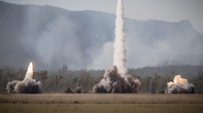 Fahrbare Artilleriesysteme der US-Army und des US-Marine Corps feuern Raketen, während der Militärübung „Talisman Sabre 2021“ auf dem Übungsgelände Shoalwater Bay, ab.