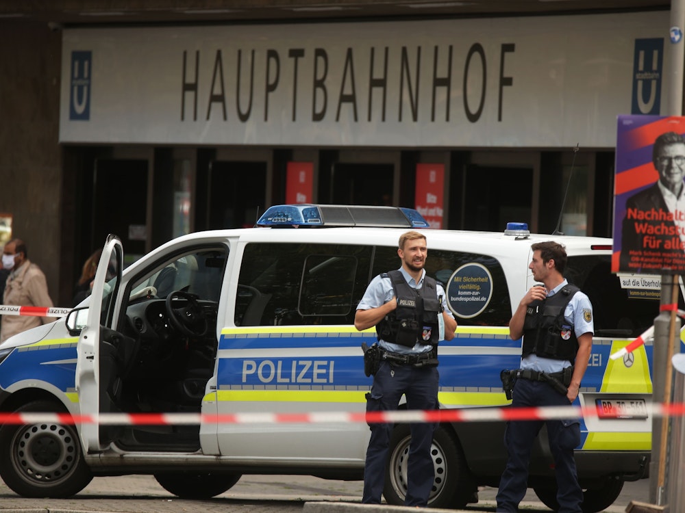 Bundespolizisten stehen in Düsseldorf vor dem Hauptbahnhof und sichern den Bereich ab.
